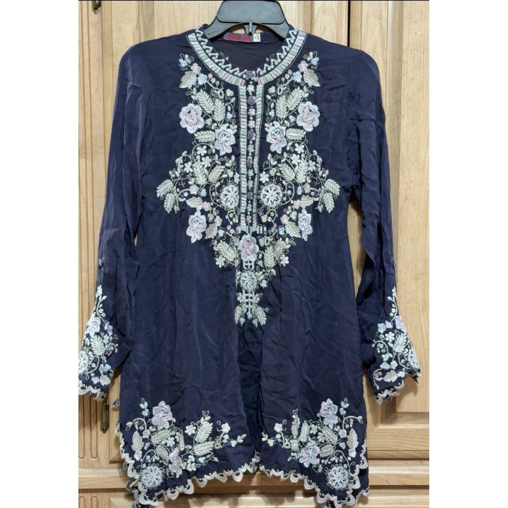 Johnny Was Mayan Blue Embroidered Boho Tunic Top Floral Blouse Sz XS Scallop Hem